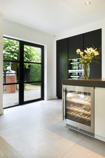 Wijnklimaatkast met hoge zwarte kastenwand