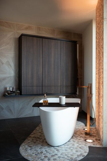 Luxueuze badkamer met stijlvolle kasten