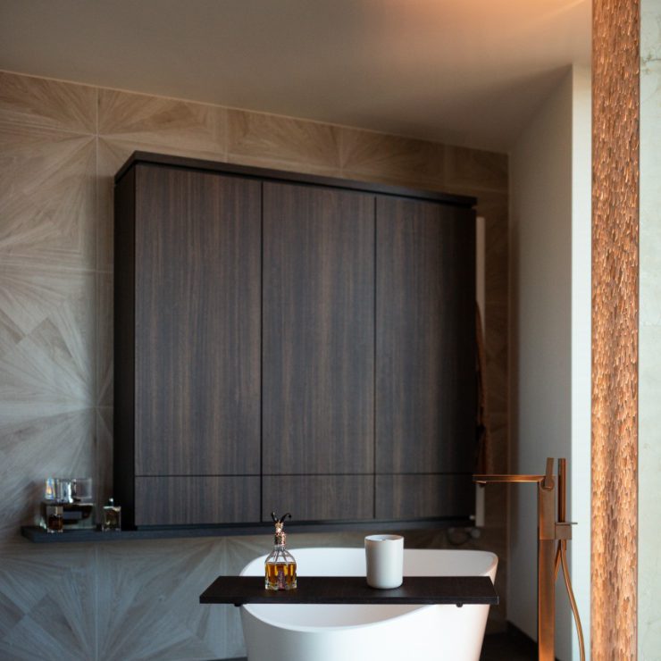 Luxueuze badkamer met stijlvolle kasten