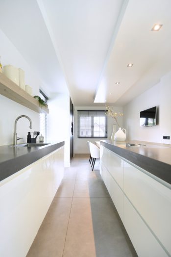 Luxueuze keuken met kookeiland en zitgedeelte