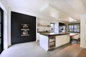 luxueuze keuken met kookeiland en eetgedeelte