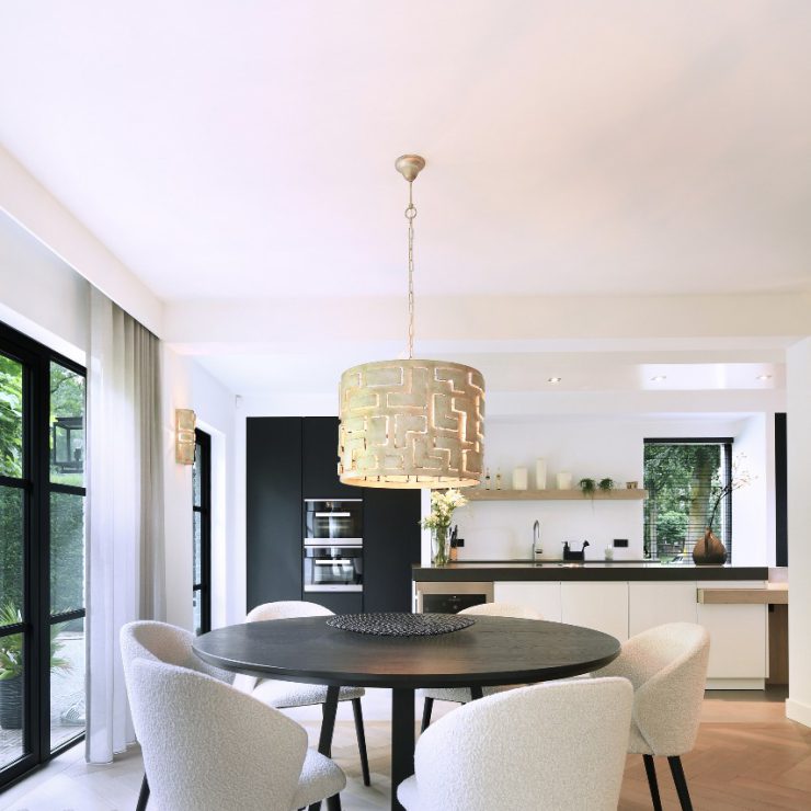 luxueuze keuken met bijpassende tafel en stoelen