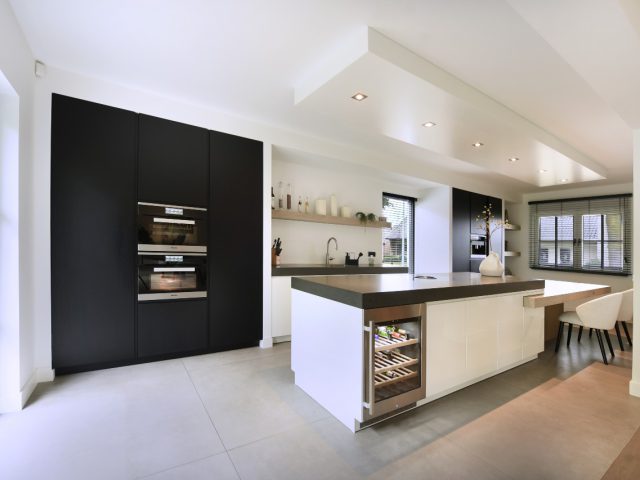 luxueuze keuken met kookeiland en eetgedeelte