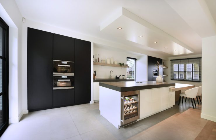 luxueuze keuken met kookeiland en eetgedeelte