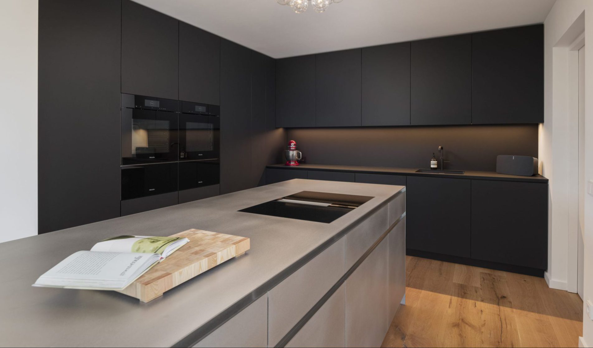 Moderne mat zwarte Mereno keuken met RVS eiland