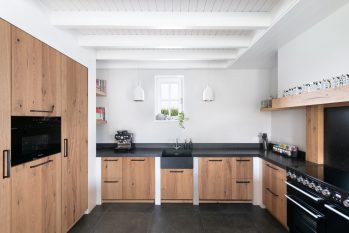 landelijke keuken met donker werkblad