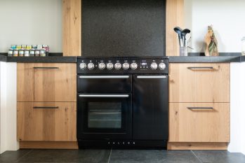 Landelijke keuken met gasfornuis