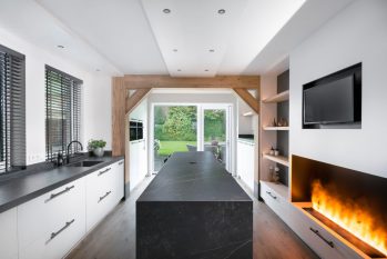 tijdloze keuken met haardmeubel