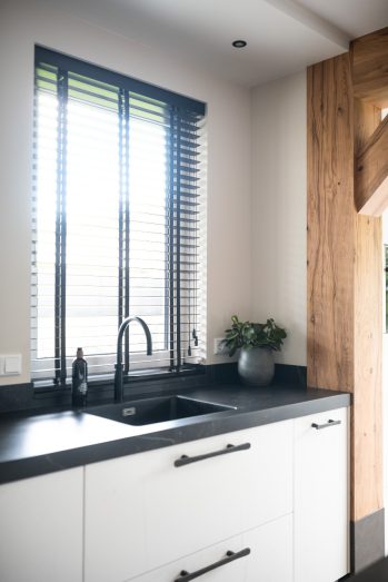 Tijdloze keuken met houten balk