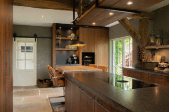 rustieke keuken met houten kastenwand