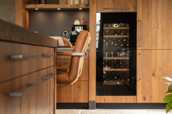 houten keuken met wijnklimaatkast