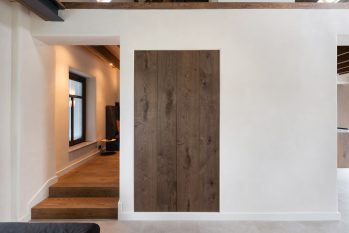 houten kast in nis