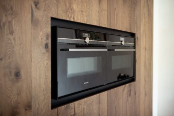 apparatuur in kastenwand verwerkt
