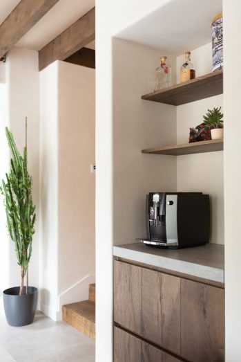 koffiehoek met houten afwerking