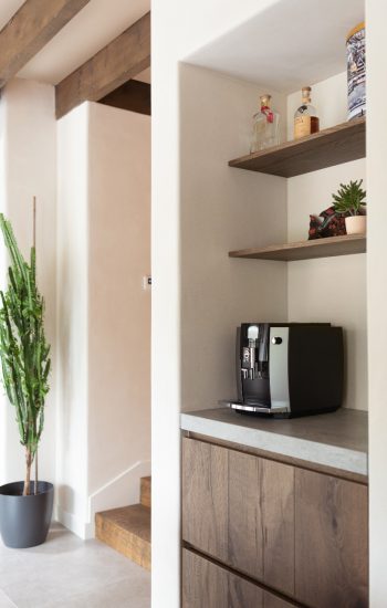 koffiehoek met houten afwerking