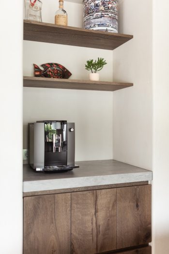 koffiehoek met wandschappen