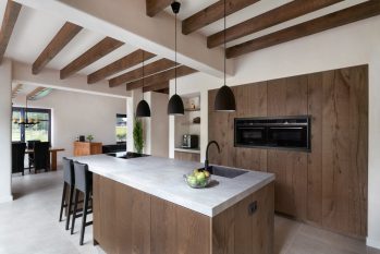 tijdloze keuken met hout en licht blad