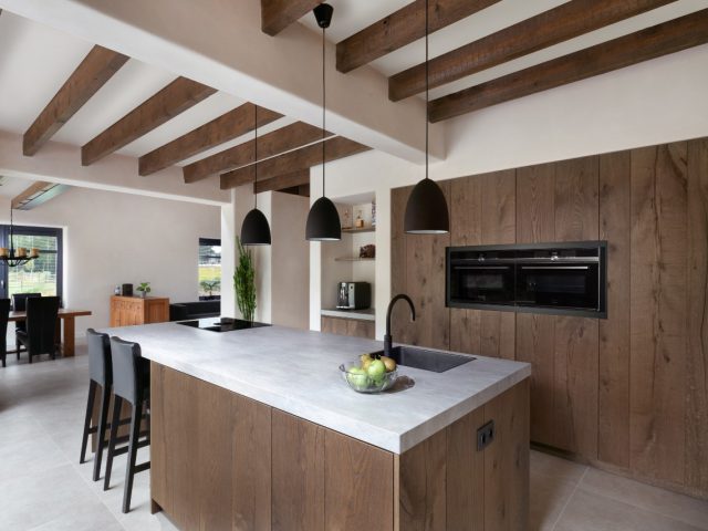tijdloze keuken met hout en licht blad