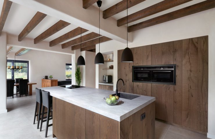 tijdloze keuken met hout en licht blad