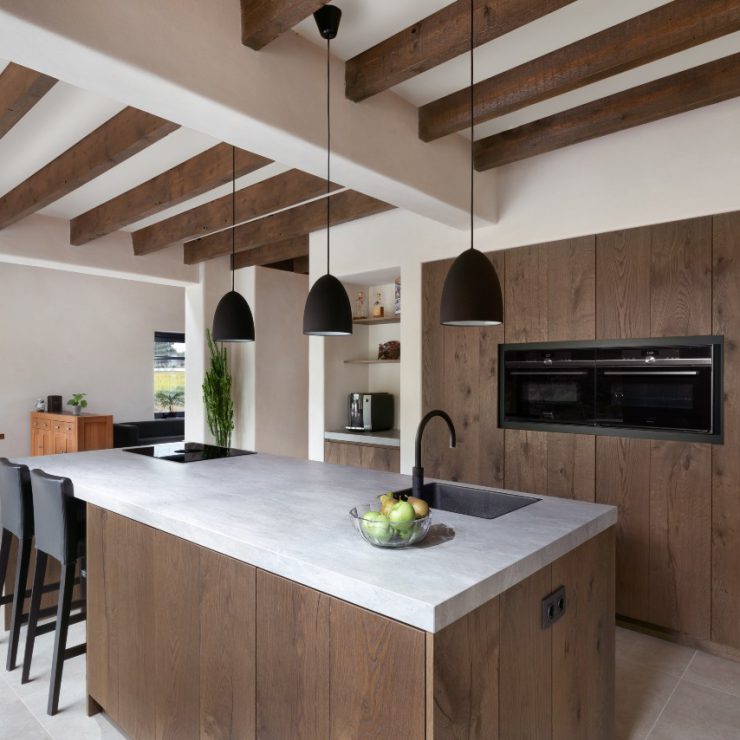 tijdloze keuken met hout en licht blad
