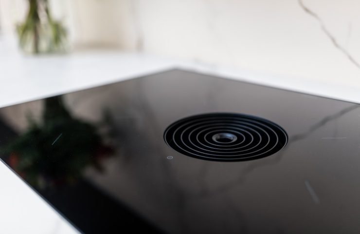 detail kookplaat met wit werkblad