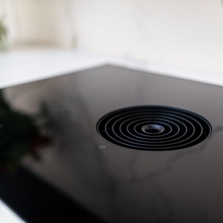 detail kookplaat met wit werkblad