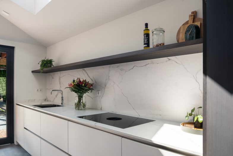 moderne keuken met lichte kleuren