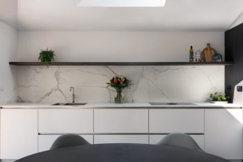 minimalistische keuken met keramieken blad