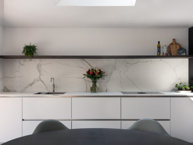 minimalistische keuken met keramieken blad
