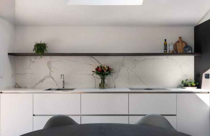 minimalistische keuken met keramieken blad