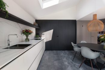 Lichte keuken met keramieken blad