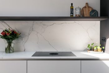 Minimalistische keuken met keramieken werkblad