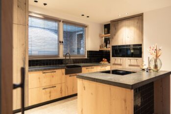 Klassiek landelijke keuken met kookeiland