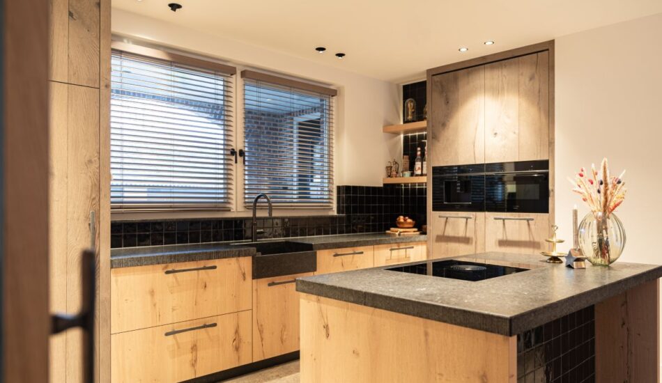 Klassiek landelijke keuken met kookeiland