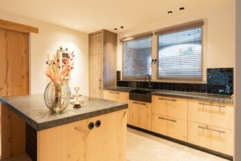 Klassiek landelijke keuken met kookeiland