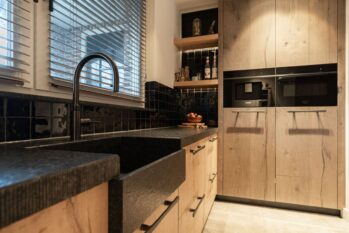 Klassiek landelijke keuken met robuust blad