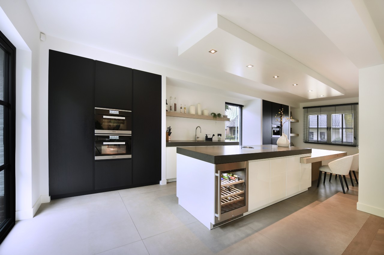 Stijlvol maatwerk interieur voor woning in Meijel - Mennen Keukens ...