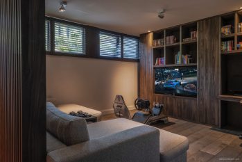 Gameroom met luxe kastenwand