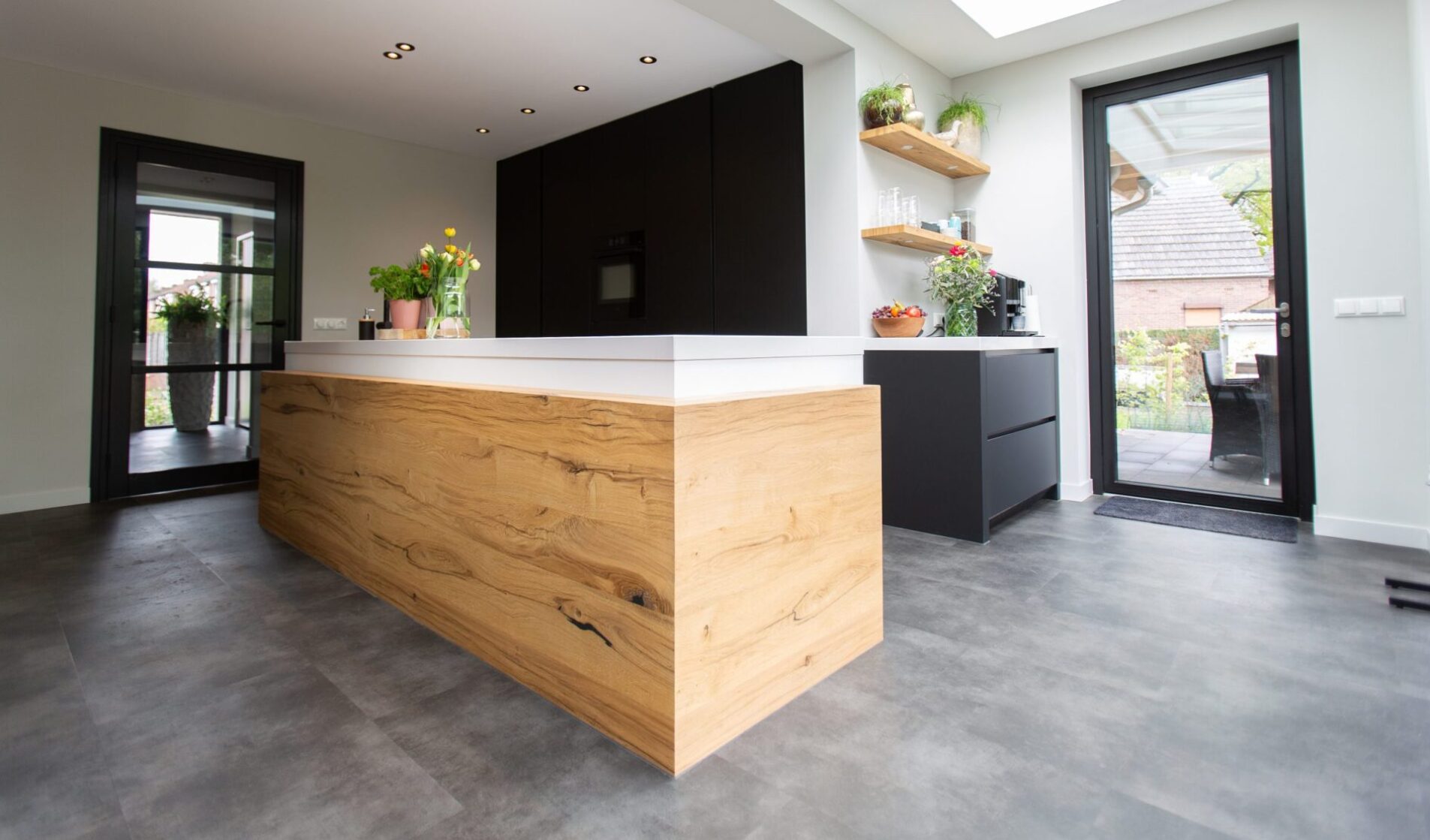 minimalistische keuken met uniek kookeiland