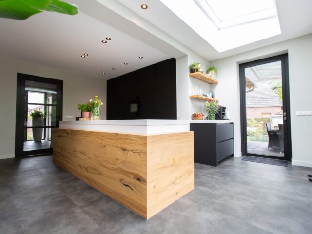 minimalistische keuken met kookeiland