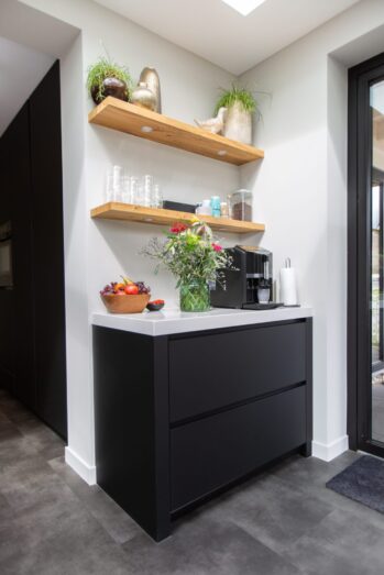 koffienis met houten schappen