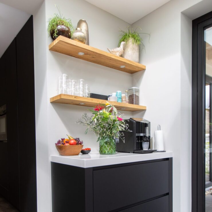 koffienis met houten schappen