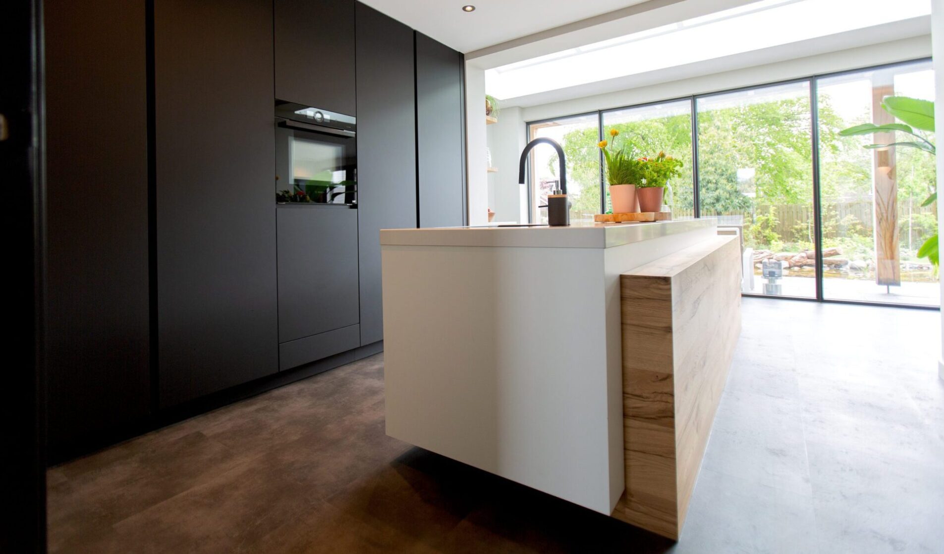minimalistische keuken met uniek kookeiland