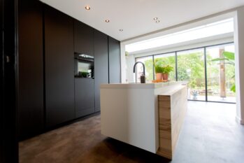matte kastenwand met uniek kookeiland