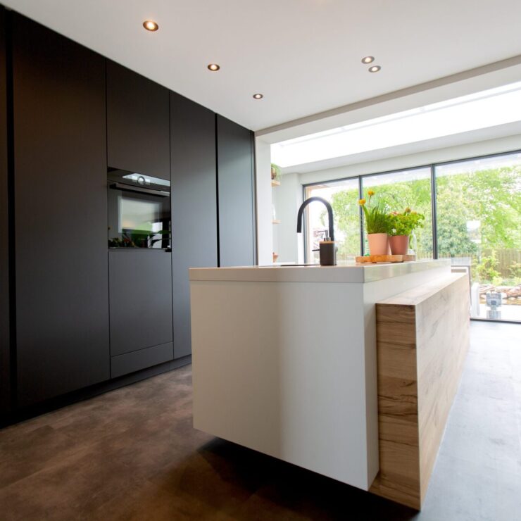 matte kastenwand met uniek kookeiland