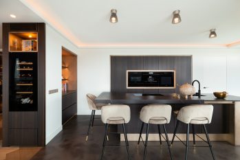 luxueuze keuken met sfeervol kookeiland