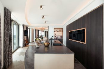 luxueuze keuken met kookeiland en nis