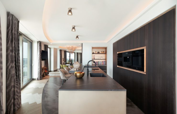 luxueuze keuken met kookeiland en nis