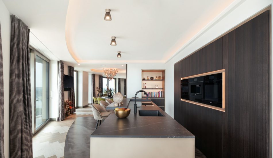 luxueuze keuken met kookeiland en nis