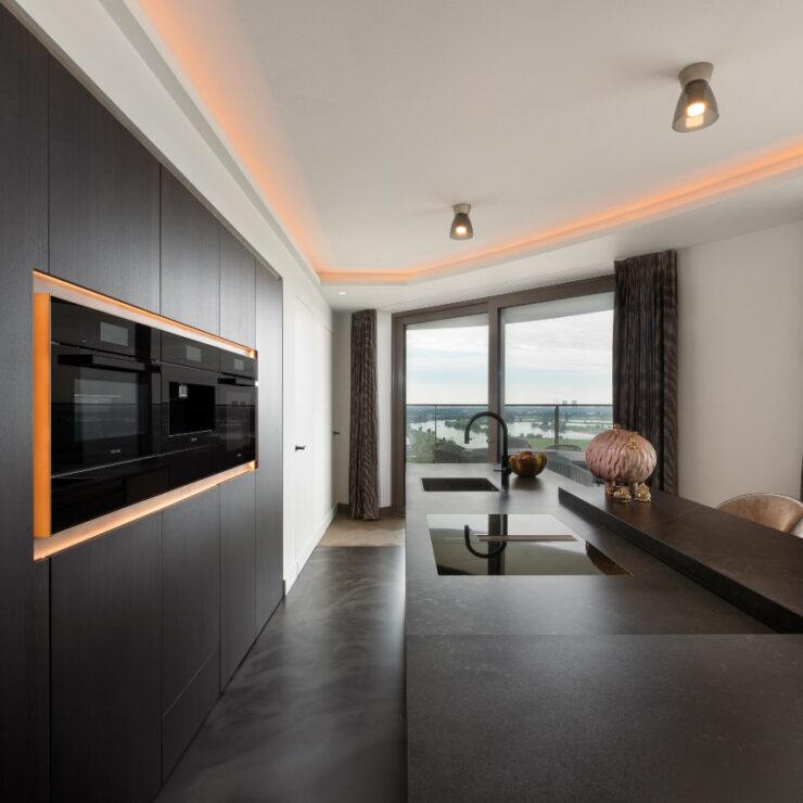 luxueuze keuken met donkere kastenwand en kookeiland